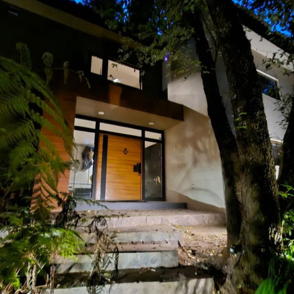 $120,000 MXN En Renta
    
        
    


    
        
            Hab: 4
        
        
            Baños: 6
        
        
            1200 m²